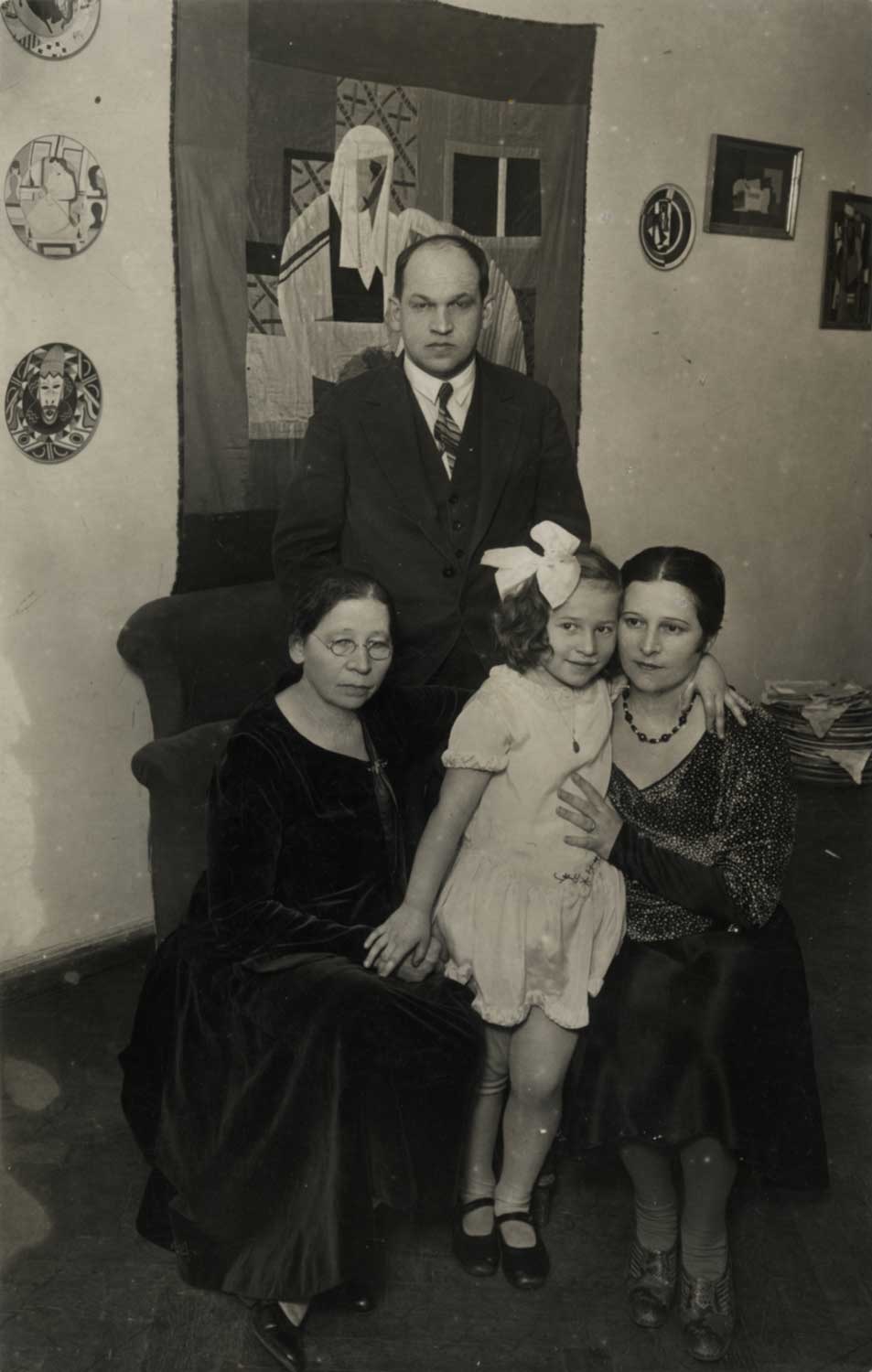 Roman Suta with his mother Natalia, wife Alexander Beltsova and daughter Tatjana. 1929
